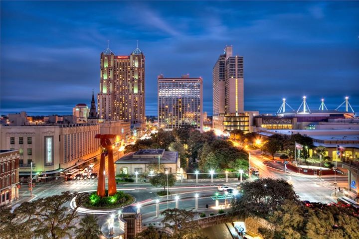 picture of downtown san antonion at night